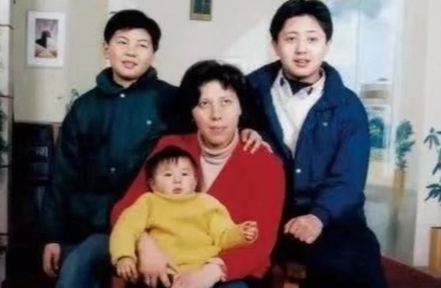 Bà mẹ "bắt" con lao động kiếm tiền từ bé, khắc nghiệt đến mức thu cả tiền ăn, 20 năm sau 2 con đều thành tỷ phú