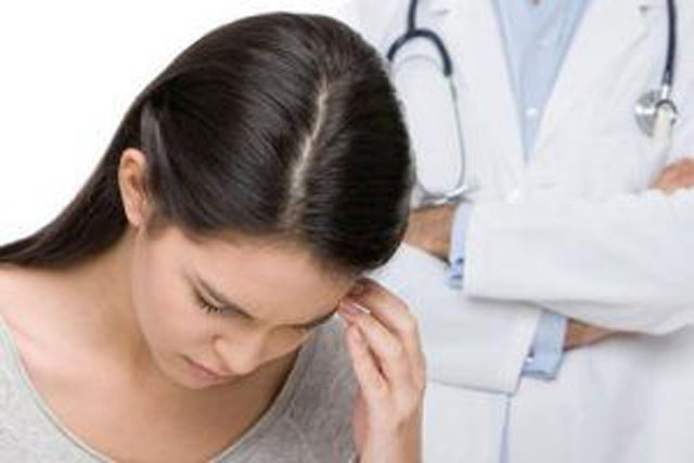 Trúng gió và đột quỵ não thường bị nhầm lẫn, phân biệt ra sao để có cách xử trí đúng?