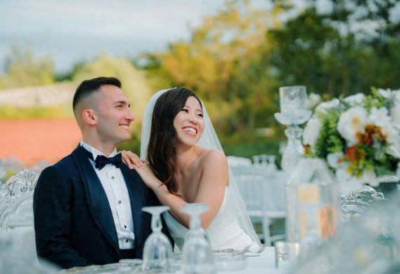 Cô nàng tự ti nhan sắc lấy được anh chàng "cực phẩm", lần gặp đầu tiên muốn bỏ chạy vì anh ấy quá... đẹp trai