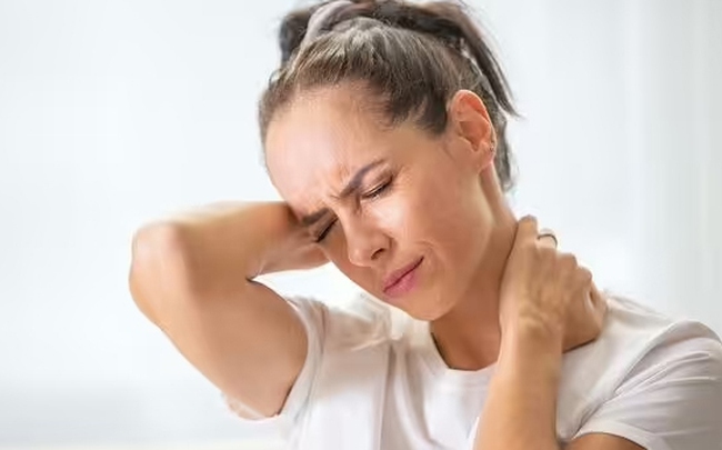 Chuyên gia cảnh báo thói quen bẻ cổ có thể gây ra tình trạng chết người