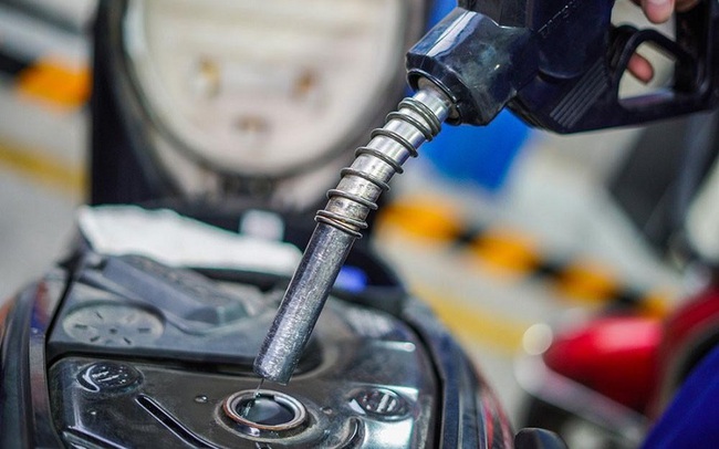 Xử phạt và tước giấy phép 16 thương nhân xăng dầu