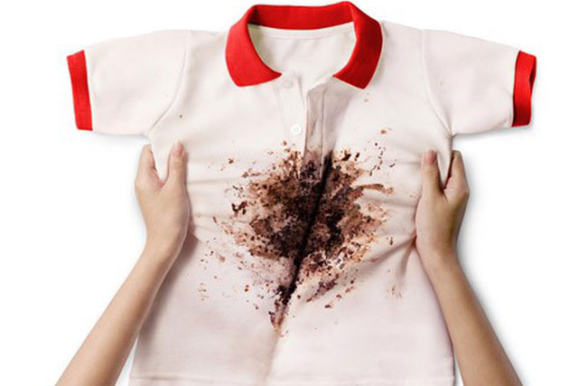 Cách tẩy 4 vết bẩn trên quần áo đơn giản, áo sạch bong như mới