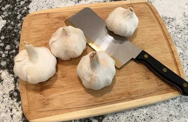 Mẹo lột vỏ tỏi cực hay chỉ bằng một chiếc dao: Bóc tỏi trong 'phút mốt'