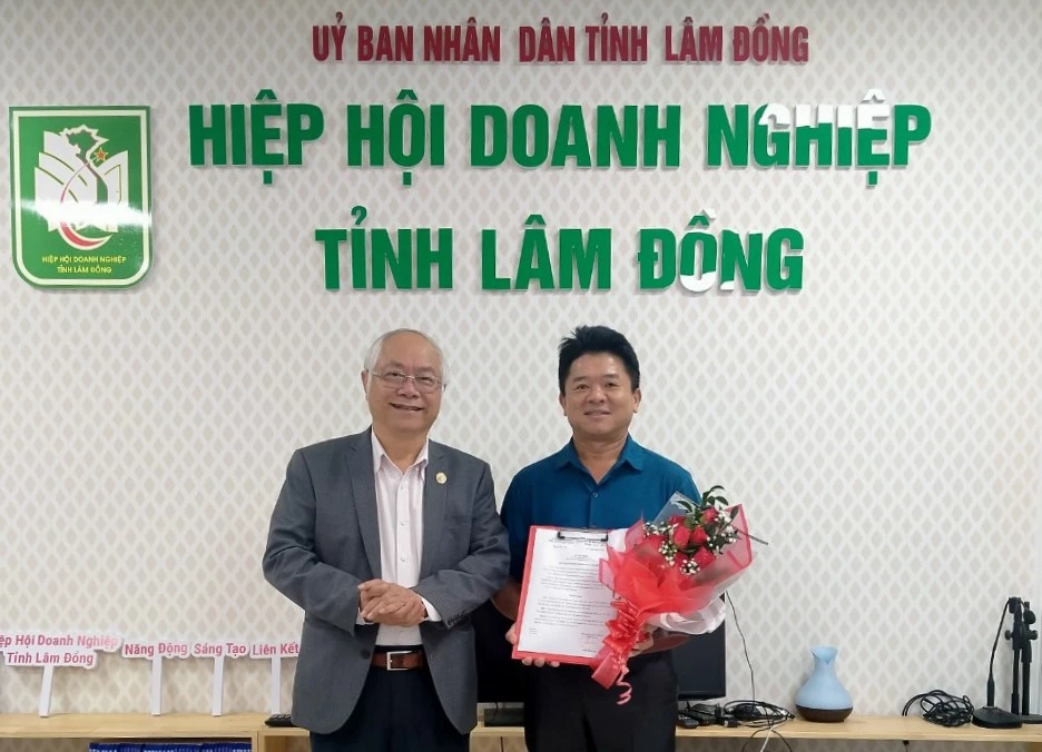 Ông Đinh Minh Quý - Chủ tịch Hiệp hội Doanh nghiệp tỉnh Lâm Đồng (bên trái), trao quyết định cho tân phó chủ tịch Nguyễn Phục Quốc.