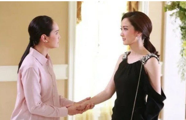 Mẹ chồng mất, tôi đã chôn theo đôi hoa tai nhưng hôm giỗ đầu thấy em dâu đeo đôi y hệt