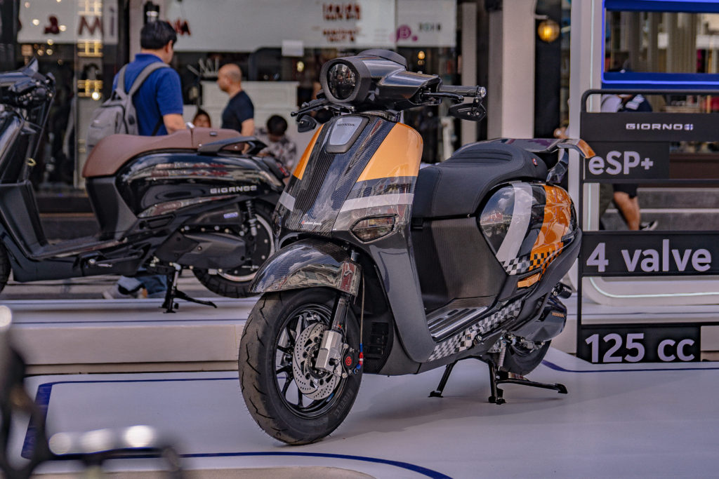 Dàn xe tay ga Honda độ 'chất như nước cất'