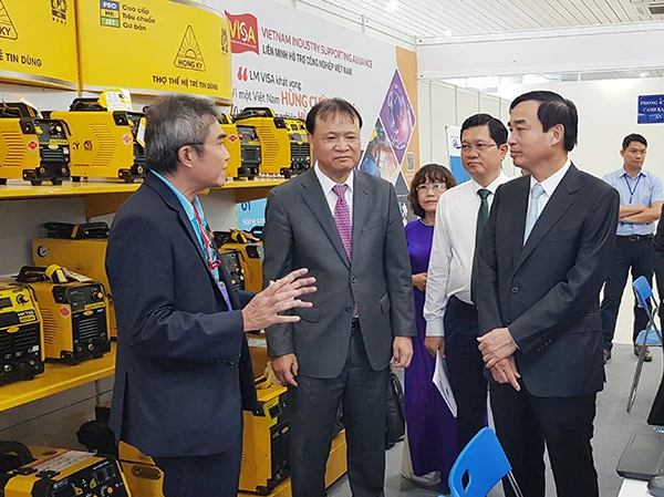 Thứ trưởng Bộ Công Thương Đỗ Thắng Hải (giữa) và lãnh đạo UBND TP Đà Nẵng lắng nghe ý kiến của đại diện Liên minh công nghiệp hỗ trợ Việt Nam tham dự hội chợ triển lãm công nghiệp hỗ trợ và chế biến chế tạo TP Đà Nẵng năm 2023.