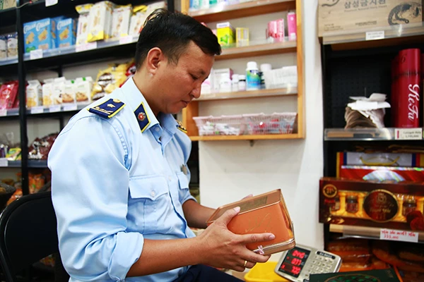 Lực lượng QLTT Đà Nẵng khuyến cáo người tiêu dùng Tuyệt đối không mua sản phẩm trôi nổi, không có nguồn gốc xuất xứ, hàng hết hạn sử dụng.