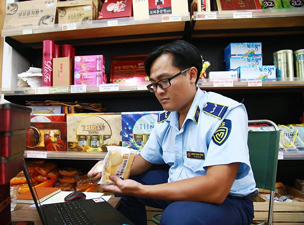 Qua kiểm tra 2 cửa hàng trên địa bàn quận Hải Châu, lực lượng QLTT Đà Nẵng phát hiện nhiều sản phẩm bánh Trung thu do nước ngoài sản xuất, nhập lậu vào địa bàn TP.