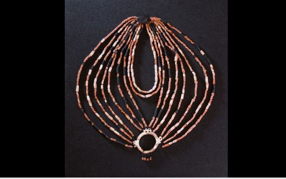 Tiết lộ từ chiếc vòng cổ trong ngôi mộ 9000 năm tuổi