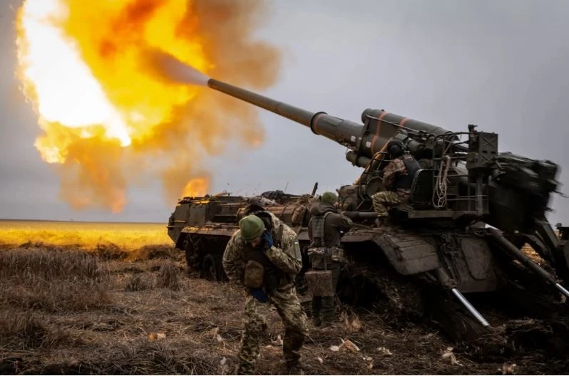 Ukraine nã pháo về phía quân Nga. Ảnh: Nytimes.