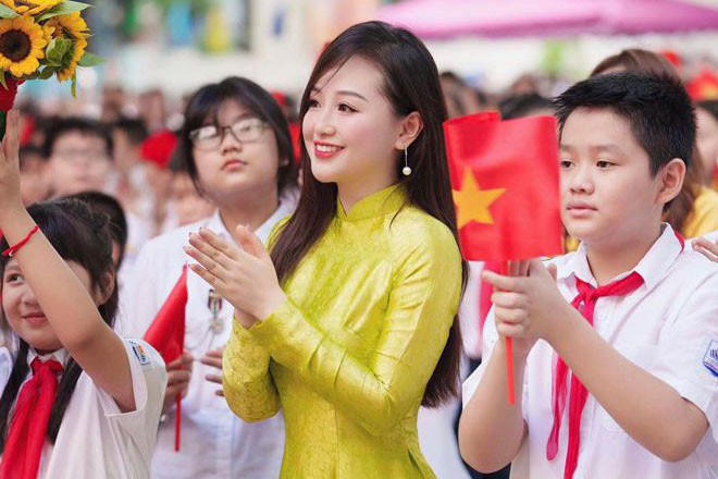 Ngắm cô giáo Hà thành nổi nhất mùa khai giảng 2023 vì quá xinh