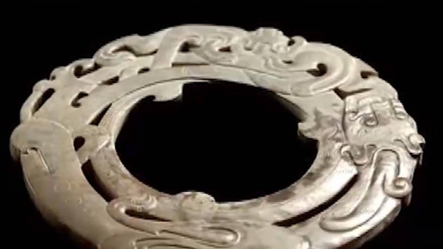 Cô gái chắt chiu 3 tháng để mua ngọc cổ tặng bà nội, chuyên gia thẩm định liền khuyên: Mau chôn nó xuống đất!