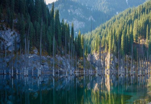 Hồ nước với tên gọi đáng sợ nhưng mang vẻ đẹp siêu thực