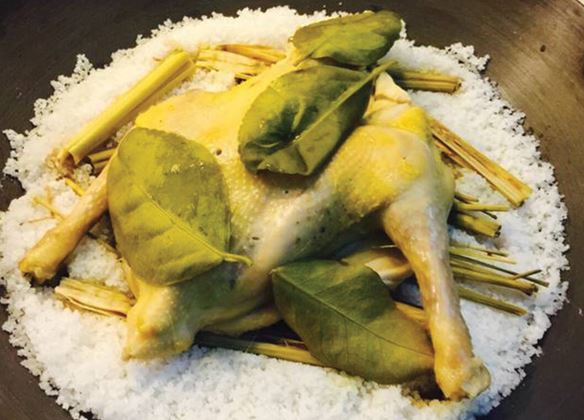 3 cách luộc gà không cần dùng nước, thịt mềm thơm mà da lại vàng ươm