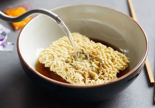 Ăn mì tôm nhớ làm thêm 1 bước nhỏ: Vừa giảm chất có hại, lại chẳng lo nóng trong, tăng mỡ bụng