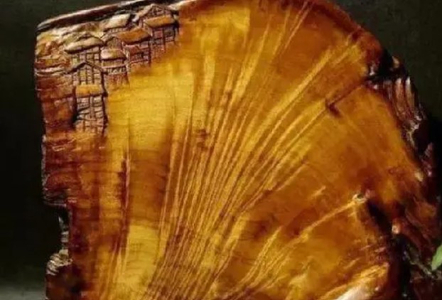 Chàng trai mang thớt cũ đi thẩm định, chuyên gia giật mình: Ngửi mùi là biết vật này vô giá!