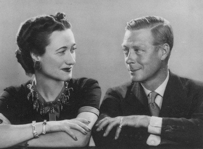 Sự quyến rũ hút hồn của người phụ nữ qua 2 đời chồng nhưng vẫn khiến vua bỏ cả ngai vàng