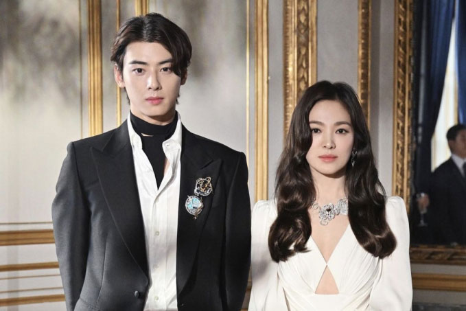 "Mỹ nam đẹp nhất Hàn Quốc" công khai ảnh tình cảm bên Song Hye Kyo, ai cũng muốn "chèo thuyền"