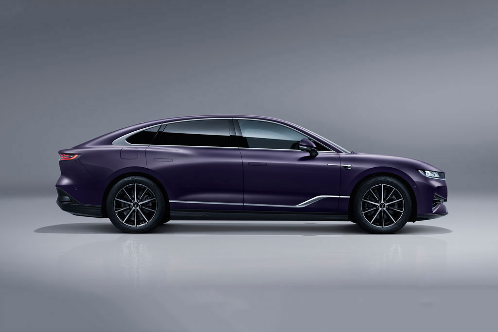 Sedan đẹp long lanh, công suất 530 mã lực, chạy 262km không cần đổ xăng