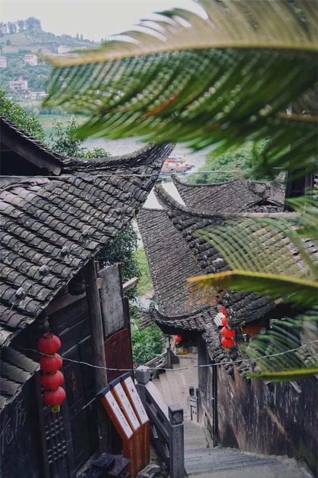 Cận cảnh vẻ đẹp vượt thời gian của trấn Phù Dung - trấn cổ nghìn năm treo trên thác nước - Ảnh 12.