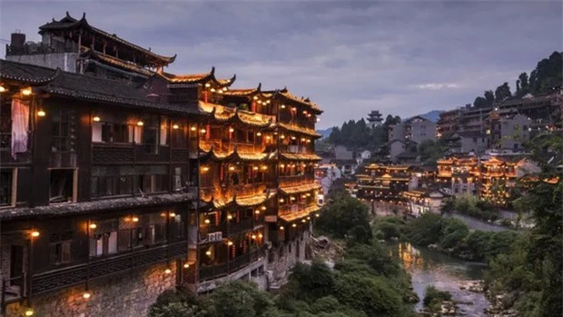 Cận cảnh vẻ đẹp vượt thời gian của trấn Phù Dung - trấn cổ nghìn năm treo trên thác nước - Ảnh 14.