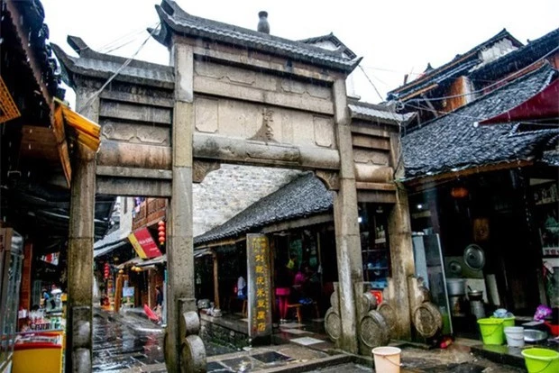 Cận cảnh vẻ đẹp vượt thời gian của trấn Phù Dung - trấn cổ nghìn năm treo trên thác nước - Ảnh 21.