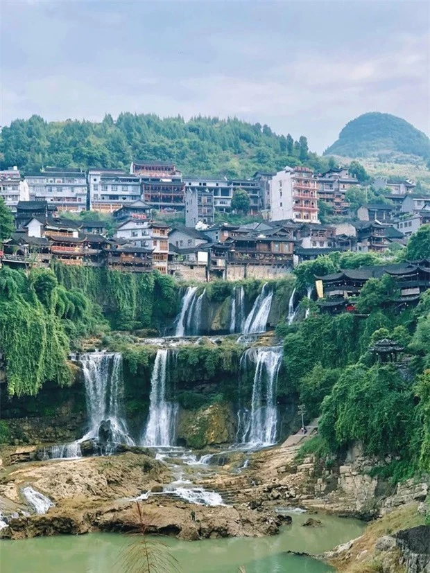 Cận cảnh vẻ đẹp vượt thời gian của trấn Phù Dung - trấn cổ nghìn năm treo trên thác nước - Ảnh 5.