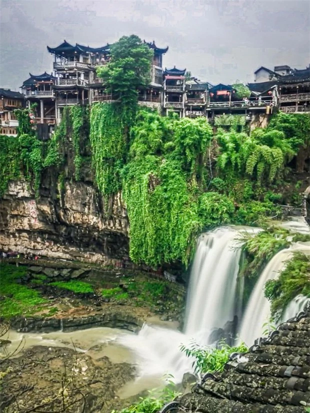 Cận cảnh vẻ đẹp vượt thời gian của trấn Phù Dung - trấn cổ nghìn năm treo trên thác nước - Ảnh 6.