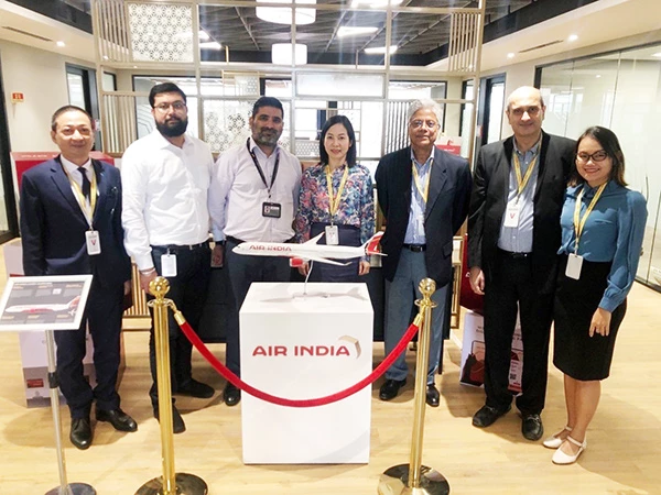 Đoàn công tác của Sở Du lịch Đà Nẵng do Giám đốc Trương Thị Hồng Hạnh (giữa) dẫn đầu đến thăm và làm việc với hãng hàng không Air India của Ấn Độ.