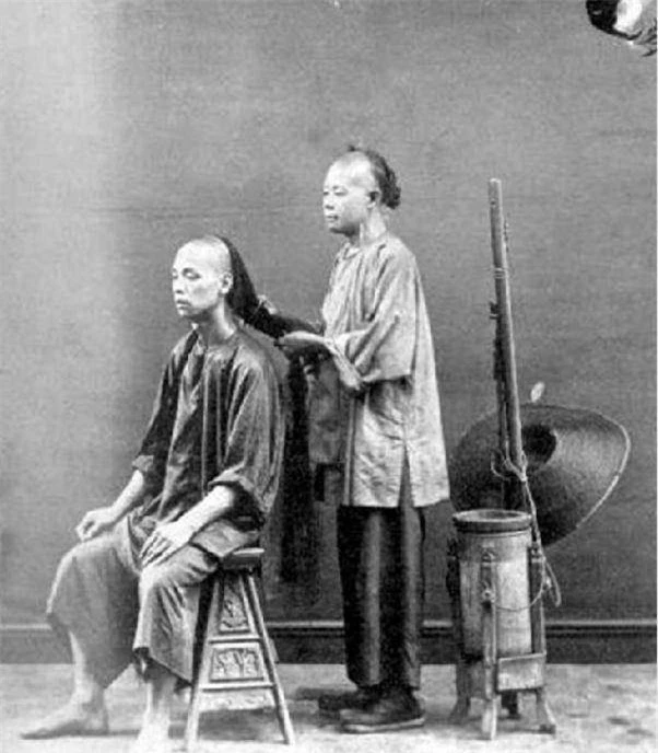 Hoàng đế nhà Thanh gọi 7 thợ cắt tóc vào cung, 6 người bị xử tử, riêng 1 người sống sót nhờ dùng một thứ - 2