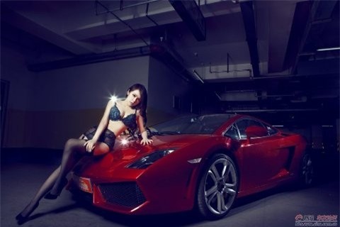 Mỹ nhân gợi cảm bên 'bò đực' Lamborghini ảnh 2