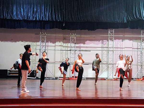 Nghệ sĩ nổi tiếng Thái Lan nâng cao phong cách trình diễn cho ca sĩ, diễn viên Nhà hát Trưng Vương 