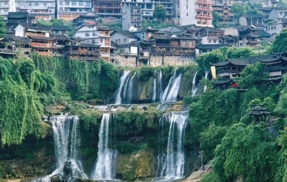 Cận cảnh vẻ đẹp vượt thời gian của trấn Phù Dung - trấn cổ nghìn năm treo trên thác nước