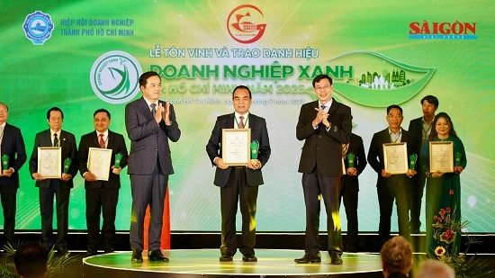 Ông Nguyễn Đặng Hiến – Tổng Giám đốc Bidrico nhận giải thưởng "Doanh nghiệp xanh năm 2023".