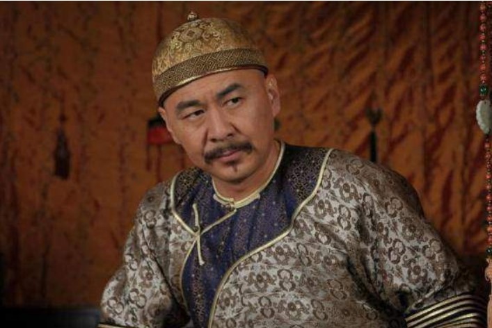 Hoàng đế nhà Thanh gọi 7 thợ cắt tóc vào cung, 6 người bị xử tử, riêng 1 người sống sót nhờ dùng một thứ