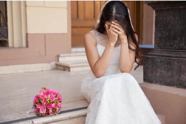 Lấy chồng già để ở biệt thự, đêm tân hôn nhìn những bức ảnh trên giá rơi ra tôi ôm váy cưới chạy vội