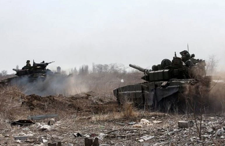 Xe tăng của lực lượng Nga ở ngoại ô thành phố cảng Mariupol, phía nam Ukraine, ngày 20/3/2022. (Ảnh: Reuters)