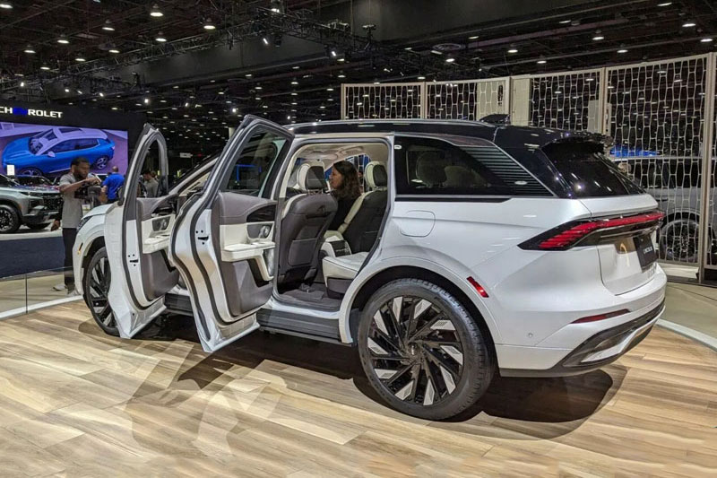 SUV công suất 310 mã lực, thiết kế sang chảnh, giá gần 1,2 tỷ đồng