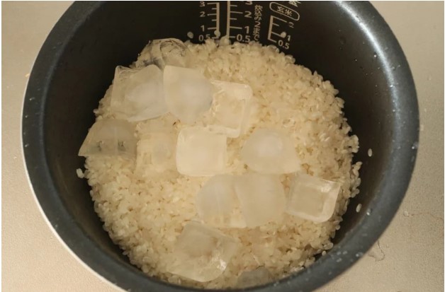 Thả 2 viên đá lạnh vào nồi cơm, nhận lợi ích bất ngờ nhiều người chưa biết