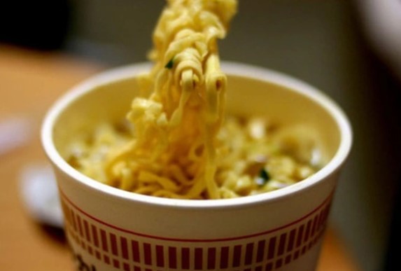 Danh tính ‘cha đẻ' của mì ăn liền : Thành công nhờ nấu cơm cho vợ, từng phải vào tù vì trốn thuế