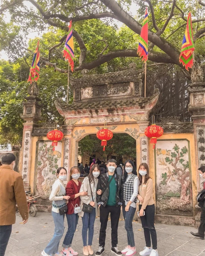 Nhiều bạn trẻ đến Đền Cùng - Giếng Ngọc. (Ảnh: @vuongnhung02)