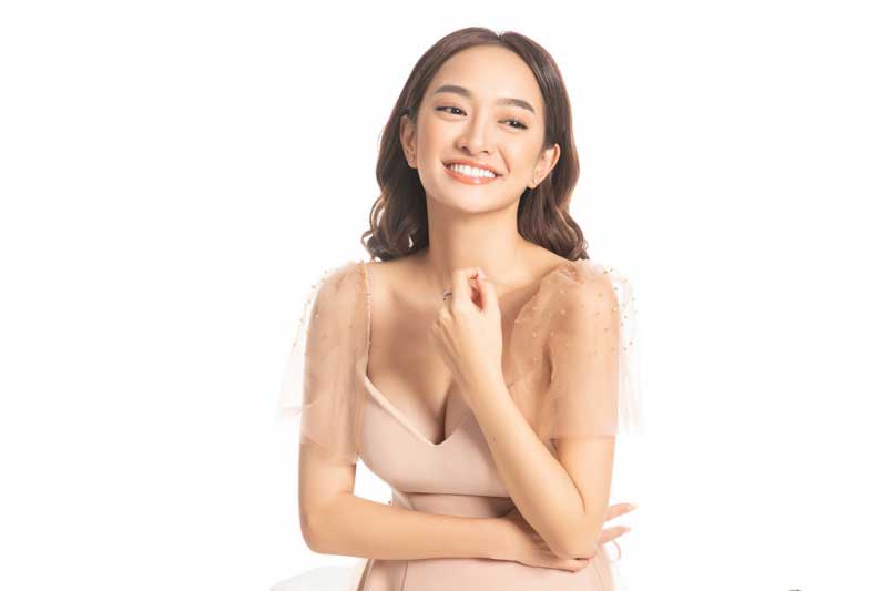 Đường cong nóng bỏng của mỹ nhân Việt phải đi thu nhỏ vòng 1 vì quá 'khủng'