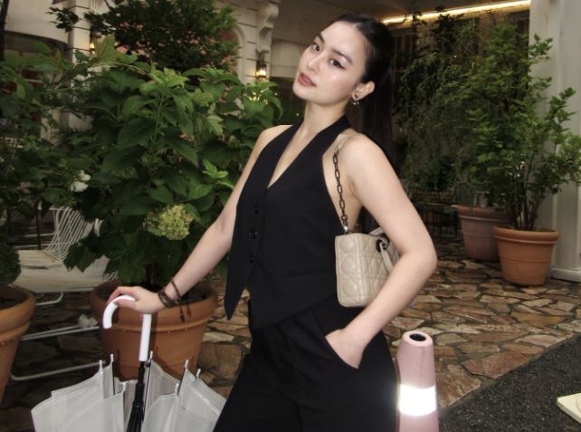 Phong cách đời thường cuốn hút của Chi Hoàng - mẫu ảnh được báo Thái ca ngợi