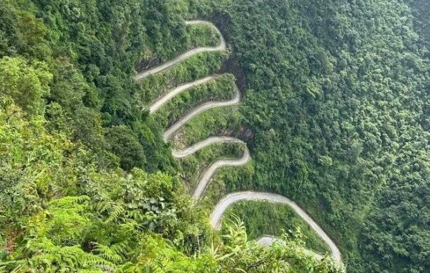 Choáng với cung đường đèo 14 tầng "thách thức" tay lái của tài xế ở Việt Nam