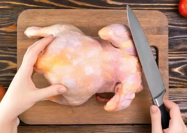 Cách chặt gà nguyên con đơn giản theo chuẩn đầu bếp nhà hàng, vụng mấy cũng làm được