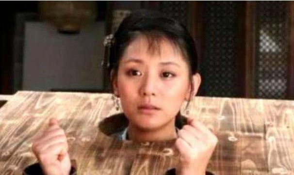 H&#xEC;nh ph&#x1EA1;t &#x27;d&#x1ECB;u d&#xE0;ng&#x27; th&#x1EDD;i phong ki&#x1EBF;n: Kh&#xF4;ng g&#xE2;y t&#x1ED5;n th&#x1B0;&#x1A1;ng c&#x1A1; th&#x1EC3; nh&#x1B0;ng l&#x1EA1;i khi&#x1EBF;n ph&#x1EE5; n&#x1EEF; ngo&#x1EA1;i t&#xEC;nh s&#x1ED1;ng kh&#xF4;ng b&#x1EB1;ng ch&#x1EBF;t