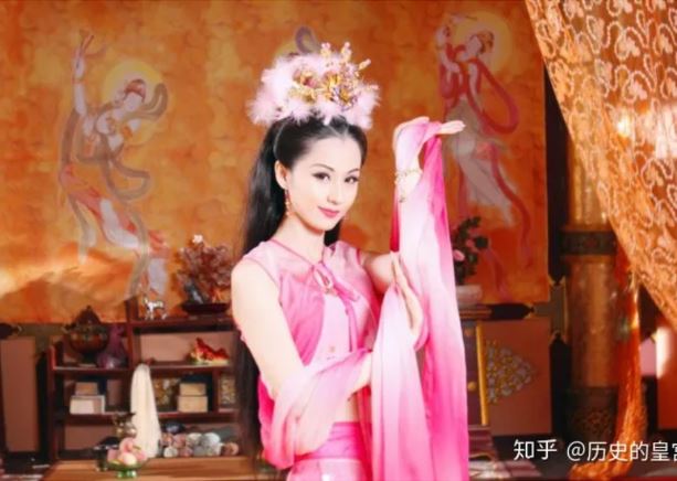 Quý phi sở hữu điểm lạ trên cơ thể khiến hoàng đế say mê đến mất cả nước và bị hậu thế cười chê là ai?