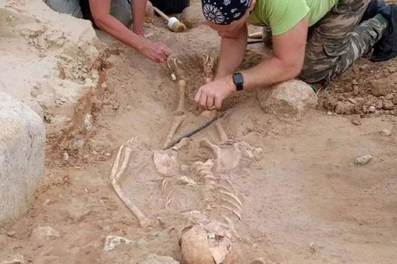 Nghĩa trang "ma cà rồng" khổng lồ lộ diện ở Ba Lan