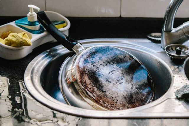 4 cách làm sạch xoong nồi bị cháy hoặc dính dầu mỡ cực đơn giản chỉ trong vài phút